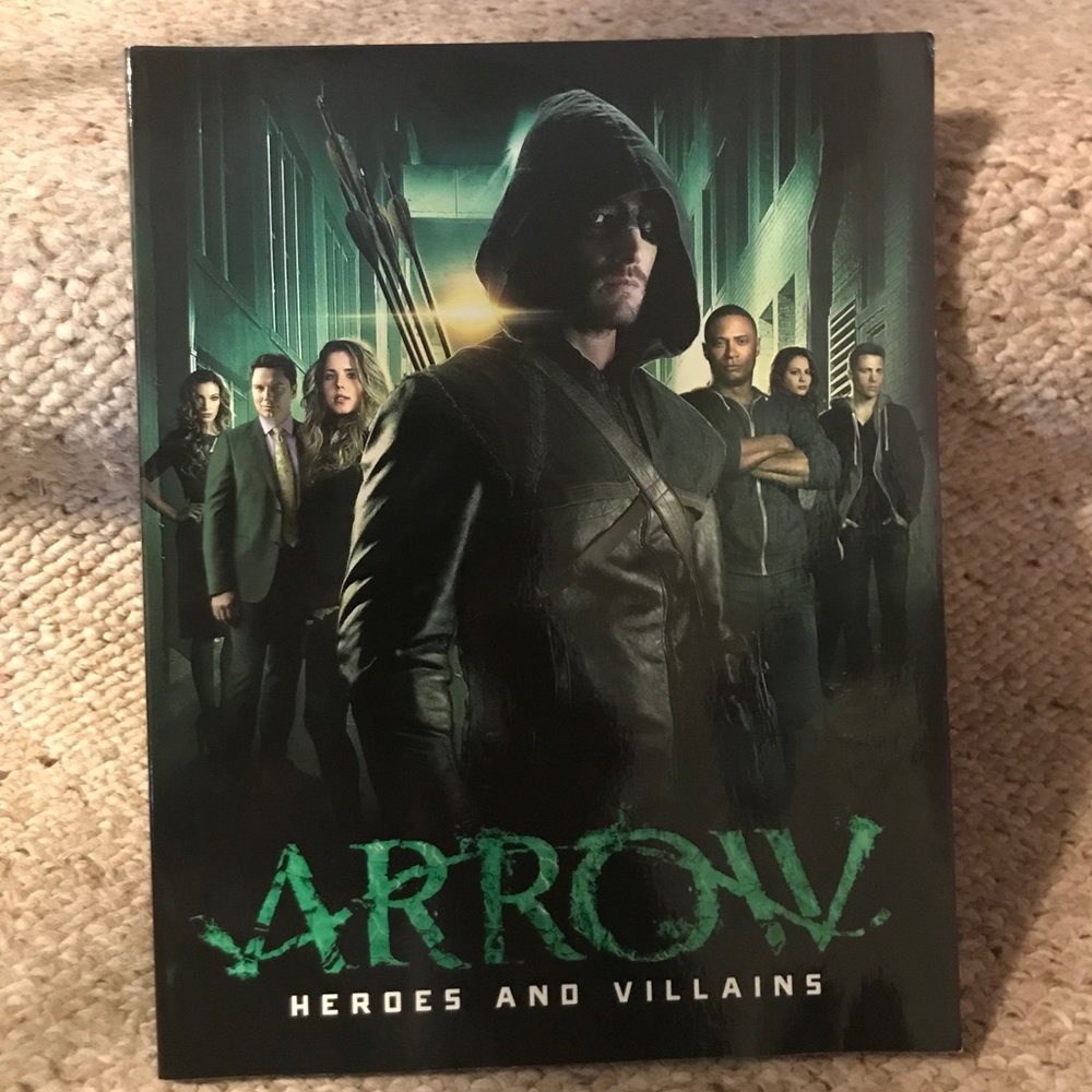 Book (Softback): Arrow; Heroes and Villains